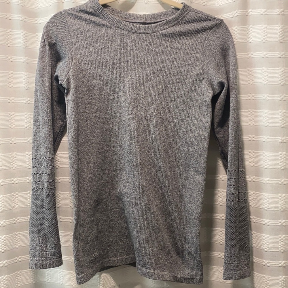 Stretchy Alo Yoga long sleeve